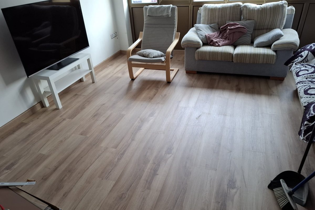 Salón con suelo laminado instalado por Instalaciones Diallo